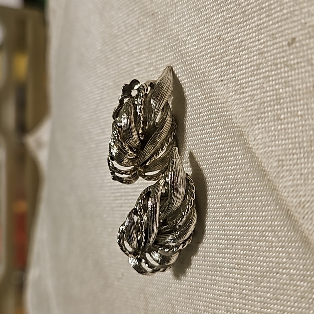 Signed Lisner Silver Tone Leaf Clip On Earrings